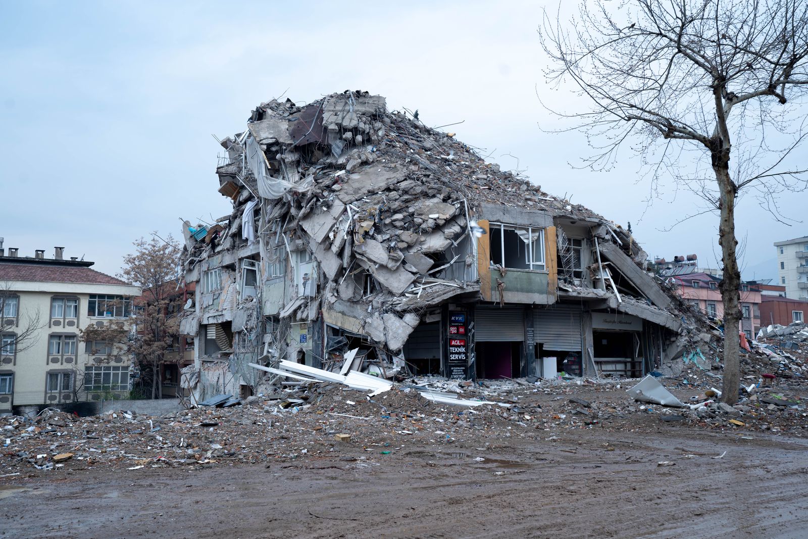 Edificio residencial de varios pisos colapsado tras un terremoto
